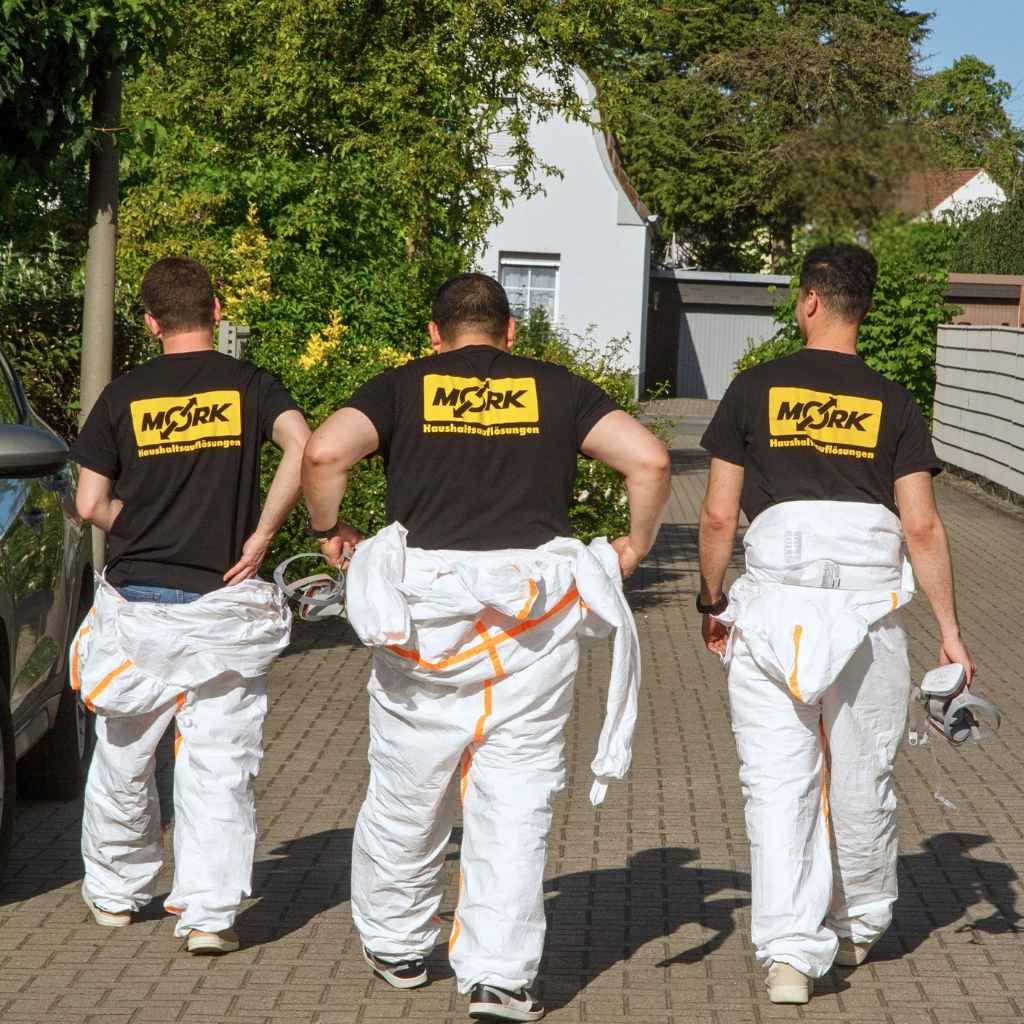 Die Mork Mitarbeiter im Einsatz: mit Schutzanzügen.