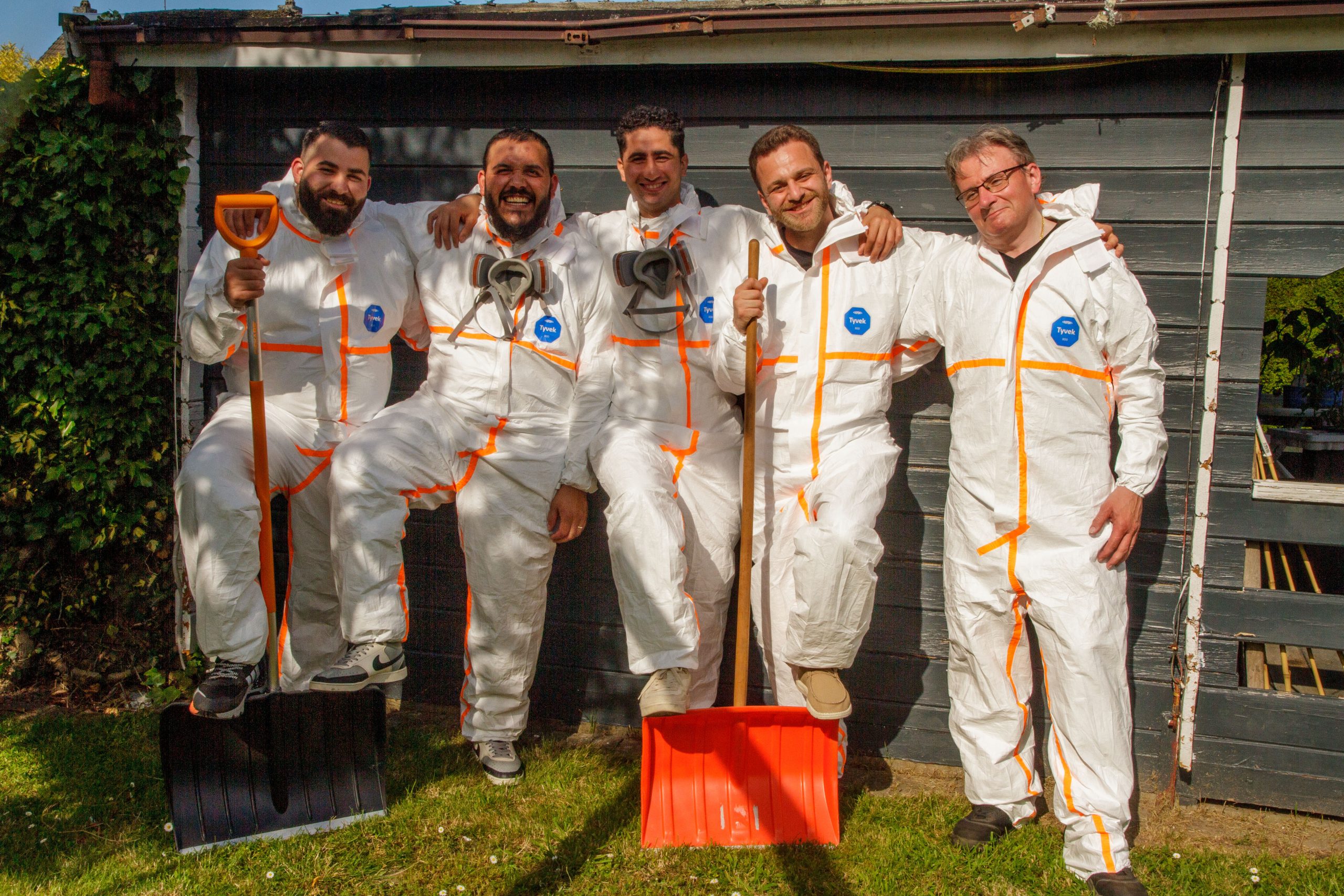 Fünf Mitarbeiter des MORK-Teams in Schutzanzügen