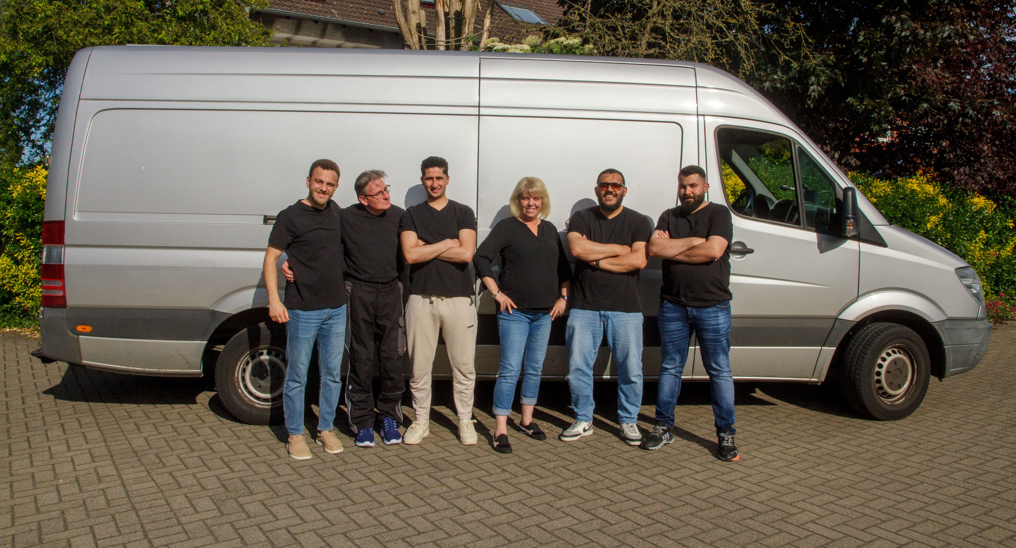 Das Team hinter Mork vor dem Transporter