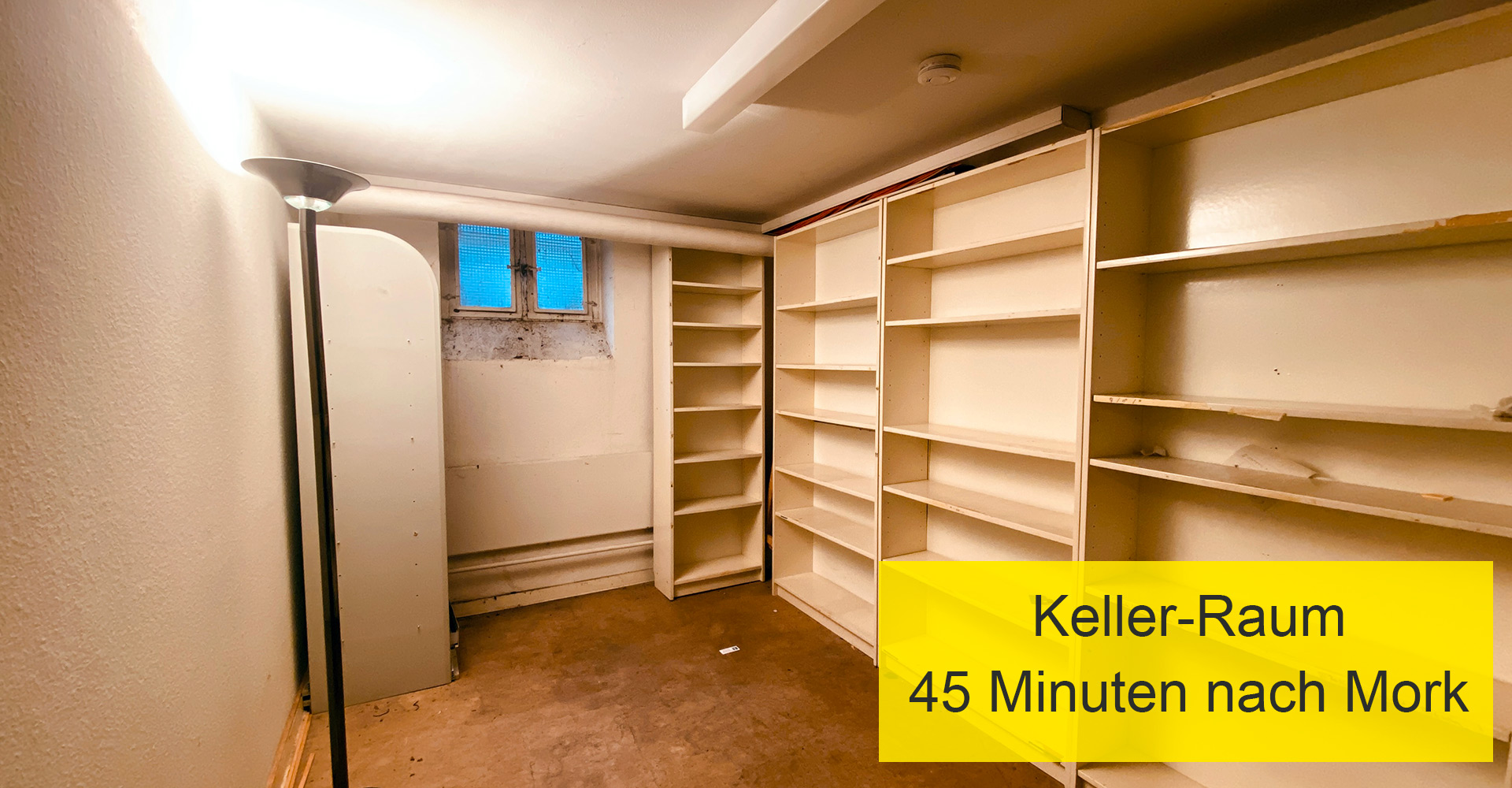 Kellerraum nach der Räumung mit leeren Regalen und freier Bodenfläche